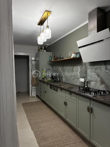 UNE BELLE BÂTISSE ANCIENNE ENTIÈREMENT RÉNOVÉE AU CŒUR DU VIEUX MONTS

Bien rare sur le secteur très recherché du Vieux Monts, cette charmante maison d’environ 85 m² conjugue avec élégance le cachet de l’ancien et le confort d’une rénovation complète réalisée en 2024.
Entièrement rénovée, elle ne nécessite aucun travaux. Isolation, fenêtres, électricité, plomberie et aménagements intérieurs ont été repris avec soin, dans un souci de qualité et de pérennité.

Dès l’entrée, la maison séduit par son atmosphère chaleureuse et authentique. Le salon-séjour, agréable et lumineux, dispose d’une cheminée avec insert, idéale pour profiter d’une ambiance conviviale.

L’ensemble de la maison est habillé d’un véritable parquet en chêne massif de 14 mm, apportant chaleur, élégance et caractère aux différents espaces. 
La cuisine équipée se prolonge par une buanderie ainsi qu’une arrière-cuisine, offrant des espaces particulièrement appréciables pour le rangement, le stockage et l’organisation du quotidien.

Un espace nuit modulable
La partie nuit comprend une chambre d’environ 10 m², ainsi qu’une seconde pièce d’environ 5 m², pouvant être utilisée comme chambre d’appoint, chambre de bébé, de bureau ou espace polyvalent selon les besoins.
Un dressing indépendant d’environ 5 m² complète cet espace.

La maison dispose également d’une belle salle de bain, équipée notamment d’une douche encastrée, ainsi que de WC séparés.

Un accès aux combles permet de bénéficier d’environ 15 m² supplémentaires dédiés au stockage. Un véritable atout pour conserver des pièces de vie parfaitement dégagées tout en disposant d’un espace de rangement conséquent.

À l’extérieur, la maison bénéficie d’une cour entièrement privative et rénovée, pensée comme un véritable prolongement de l’habitation.
Les pierres apparentes et l’enduit naturel à la chaux mettent particulièrement en valeur le caractère ancien de la bâtisse et s’intègrent parfaitement dans l’esprit du Vieux Monts.

LES ATOUTS
Emplacement recherché au cœur du Vieux Monts
Rénovation complète réalisée en 2024
Aucun travaux à prévoir
Isolation, fenêtres, électricité et plomberie rénovées
Cuisine équipée
Buanderie et arrière-cuisine
Chambre d’environ 10 m²
Seconde pièce d’environ 5 m²
Dressing indépendant d’environ 5 m²
Salle de bain d’environ 7 m² avec douche encastrée
WC séparés
Environ 15 m² de combles accessibles pour le stockage
Cour privative entièrement rénovée
Pierres apparentes et enduit naturel à la chaux

Une maison de caractère rénovée avec soin, qui a su conserver toute l’authenticité de l’ancien tout en offrant le confort et la qualité d’une rénovation récente.
Un bien rare dans le Vieux Monts, à découvrir sans tarder.

Le DPE est en cours de réalisation.