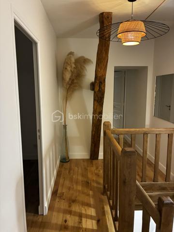 UNE BELLE BÂTISSE ANCIENNE ENTIÈREMENT RÉNOVÉE AU CŒUR DU VIEUX MONTS

Bien rare sur le secteur très recherché du Vieux Monts, cette charmante maison d’environ 85 m² conjugue avec élégance le cachet de l’ancien et le confort d’une rénovation complète réalisée en 2024.
Entièrement rénovée, elle ne nécessite aucun travaux. Isolation, fenêtres, électricité, plomberie et aménagements intérieurs ont été repris avec soin, dans un souci de qualité et de pérennité.

Dès l’entrée, la maison séduit par son atmosphère chaleureuse et authentique. Le salon-séjour, agréable et lumineux, dispose d’une cheminée avec insert, idéale pour profiter d’une ambiance conviviale.

L’ensemble de la maison est habillé d’un véritable parquet en chêne massif de 14 mm, apportant chaleur, élégance et caractère aux différents espaces. 
La cuisine équipée se prolonge par une buanderie ainsi qu’une arrière-cuisine, offrant des espaces particulièrement appréciables pour le rangement, le stockage et l’organisation du quotidien.

Un espace nuit modulable
La partie nuit comprend une chambre d’environ 10 m², ainsi qu’une seconde pièce d’environ 5 m², pouvant être utilisée comme chambre d’appoint, chambre de bébé, de bureau ou espace polyvalent selon les besoins.
Un dressing indépendant d’environ 5 m² complète cet espace.

La maison dispose également d’une belle salle de bain, équipée notamment d’une douche encastrée, ainsi que de WC séparés.

Un accès aux combles permet de bénéficier d’environ 15 m² supplémentaires dédiés au stockage. Un véritable atout pour conserver des pièces de vie parfaitement dégagées tout en disposant d’un espace de rangement conséquent.

À l’extérieur, la maison bénéficie d’une cour entièrement privative et rénovée, pensée comme un véritable prolongement de l’habitation.
Les pierres apparentes et l’enduit naturel à la chaux mettent particulièrement en valeur le caractère ancien de la bâtisse et s’intègrent parfaitement dans l’esprit du Vieux Monts.

LES ATOUTS
Emplacement recherché au cœur du Vieux Monts
Rénovation complète réalisée en 2024
Aucun travaux à prévoir
Isolation, fenêtres, électricité et plomberie rénovées
Cuisine équipée
Buanderie et arrière-cuisine
Chambre d’environ 10 m²
Seconde pièce d’environ 5 m²
Dressing indépendant d’environ 5 m²
Salle de bain d’environ 7 m² avec douche encastrée
WC séparés
Environ 15 m² de combles accessibles pour le stockage
Cour privative entièrement rénovée
Pierres apparentes et enduit naturel à la chaux

Une maison de caractère rénovée avec soin, qui a su conserver toute l’authenticité de l’ancien tout en offrant le confort et la qualité d’une rénovation récente.
Un bien rare dans le Vieux Monts, à découvrir sans tarder.

Le DPE est en cours de réalisation.