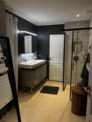 UNE BELLE BÂTISSE ANCIENNE ENTIÈREMENT RÉNOVÉE AU CŒUR DU VIEUX MONTS

Bien rare sur le secteur très recherché du Vieux Monts, cette charmante maison d’environ 85 m² conjugue avec élégance le cachet de l’ancien et le confort d’une rénovation complète réalisée en 2024.
Entièrement rénovée, elle ne nécessite aucun travaux. Isolation, fenêtres, électricité, plomberie et aménagements intérieurs ont été repris avec soin, dans un souci de qualité et de pérennité.

Dès l’entrée, la maison séduit par son atmosphère chaleureuse et authentique. Le salon-séjour, agréable et lumineux, dispose d’une cheminée avec insert, idéale pour profiter d’une ambiance conviviale.

L’ensemble de la maison est habillé d’un véritable parquet en chêne massif de 14 mm, apportant chaleur, élégance et caractère aux différents espaces. 
La cuisine équipée se prolonge par une buanderie ainsi qu’une arrière-cuisine, offrant des espaces particulièrement appréciables pour le rangement, le stockage et l’organisation du quotidien.

Un espace nuit modulable
La partie nuit comprend une chambre d’environ 10 m², ainsi qu’une seconde pièce d’environ 5 m², pouvant être utilisée comme chambre d’appoint, chambre de bébé, de bureau ou espace polyvalent selon les besoins.
Un dressing indépendant d’environ 5 m² complète cet espace.

La maison dispose également d’une belle salle de bain, équipée notamment d’une douche encastrée, ainsi que de WC séparés.

Un accès aux combles permet de bénéficier d’environ 15 m² supplémentaires dédiés au stockage. Un véritable atout pour conserver des pièces de vie parfaitement dégagées tout en disposant d’un espace de rangement conséquent.

À l’extérieur, la maison bénéficie d’une cour entièrement privative et rénovée, pensée comme un véritable prolongement de l’habitation.
Les pierres apparentes et l’enduit naturel à la chaux mettent particulièrement en valeur le caractère ancien de la bâtisse et s’intègrent parfaitement dans l’esprit du Vieux Monts.

LES ATOUTS
Emplacement recherché au cœur du Vieux Monts
Rénovation complète réalisée en 2024
Aucun travaux à prévoir
Isolation, fenêtres, électricité et plomberie rénovées
Cuisine équipée
Buanderie et arrière-cuisine
Chambre d’environ 10 m²
Seconde pièce d’environ 5 m²
Dressing indépendant d’environ 5 m²
Salle de bain d’environ 7 m² avec douche encastrée
WC séparés
Environ 15 m² de combles accessibles pour le stockage
Cour privative entièrement rénovée
Pierres apparentes et enduit naturel à la chaux

Une maison de caractère rénovée avec soin, qui a su conserver toute l’authenticité de l’ancien tout en offrant le confort et la qualité d’une rénovation récente.
Un bien rare dans le Vieux Monts, à découvrir sans tarder.

Le DPE est en cours de réalisation.