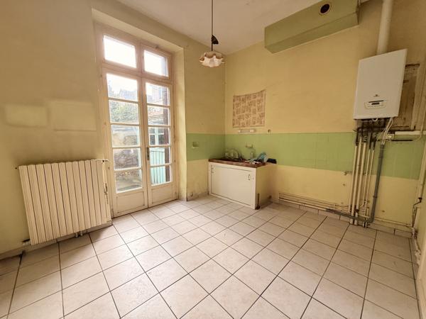 La Flèche (72200) MAISON DE VILLE - 130 M2