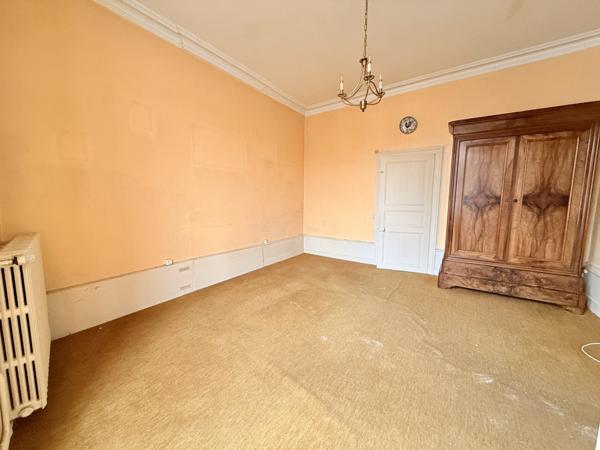 La Flèche (72200) MAISON DE VILLE - 130 M2