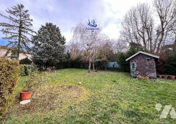 Proche centre village, maison 1975 de 212 m² dont 108 m² habitables au calme sur terrain de 1374 m².