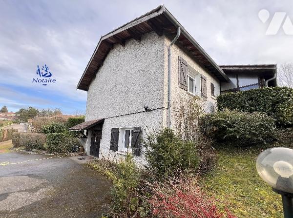 Proche centre village, maison 1975 de 212 m² dont 108 m² habitables au calme sur terrain de 1374 m².