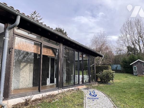 Proche centre village, maison 1975 de 212 m² dont 108 m² habitables au calme sur terrain de 1374 m².