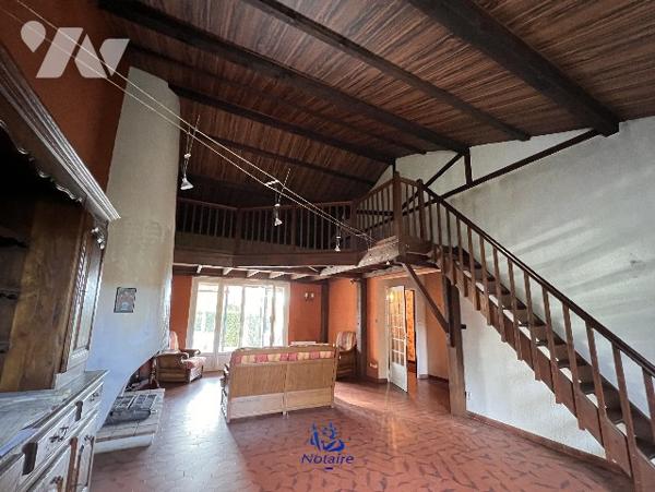 Proche centre village, maison 1975 de 212 m² dont 108 m² habitables au calme sur terrain de 1374 m².