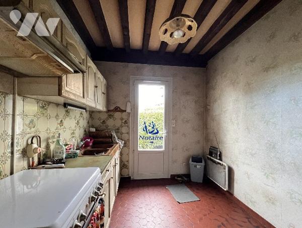 Proche centre village, maison 1975 de 212 m² dont 108 m² habitables au calme sur terrain de 1374 m².