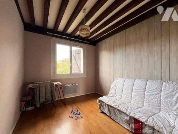 Proche centre village, maison 1975 de 212 m² dont 108 m² habitables au calme sur terrain de 1374 m².