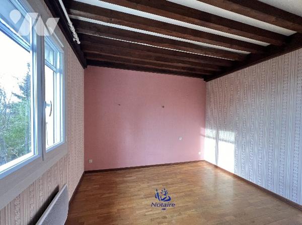 Proche centre village, maison 1975 de 212 m² dont 108 m² habitables au calme sur terrain de 1374 m².