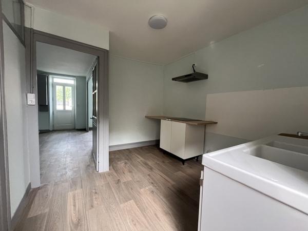 Maison à louer 550 € CC St-Amand-Montrond 1 pièce 32 m² DPE D