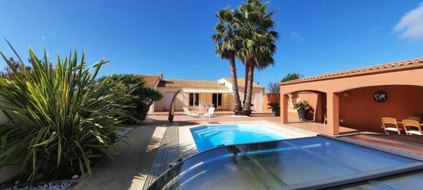 Maison 4 chambres avec piscine chauffée et garage, proche marché