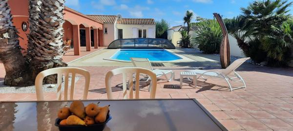 Maison 4 chambres avec piscine chauffée et garage, proche marché