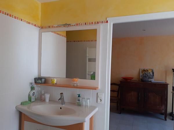 Maison 4 chambres avec piscine chauffée et garage, proche marché