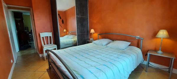 Maison 4 chambres avec piscine chauffée et garage, proche marché