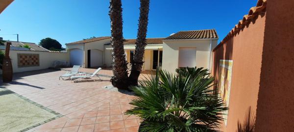 Maison 4 chambres avec piscine chauffée et garage, proche marché