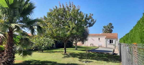 Maison 4 chambres avec piscine chauffée et garage, proche marché