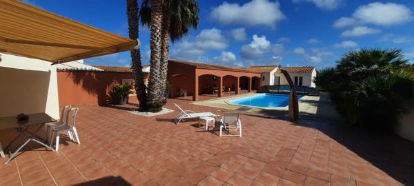 Maison 4 chambres avec piscine chauffée et garage, proche marché