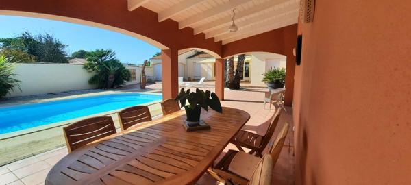 Maison 4 chambres avec piscine chauffée et garage, proche marché