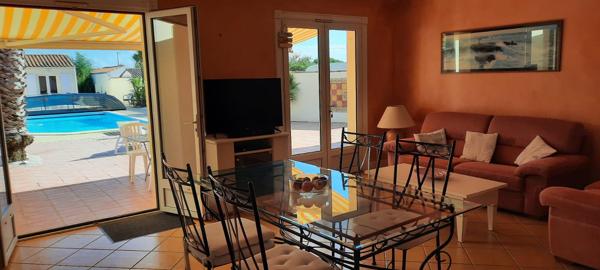 Maison 4 chambres avec piscine chauffée et garage, proche marché