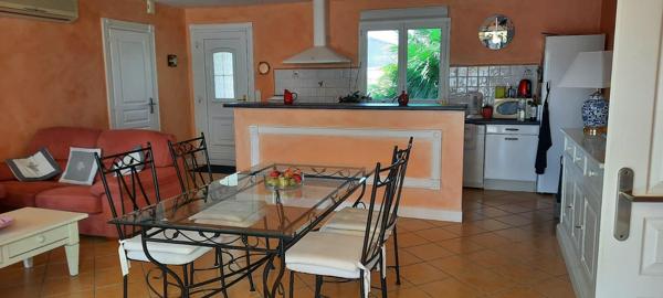 Maison 4 chambres avec piscine chauffée et garage, proche marché