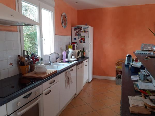 Maison 4 chambres avec piscine chauffée et garage, proche marché