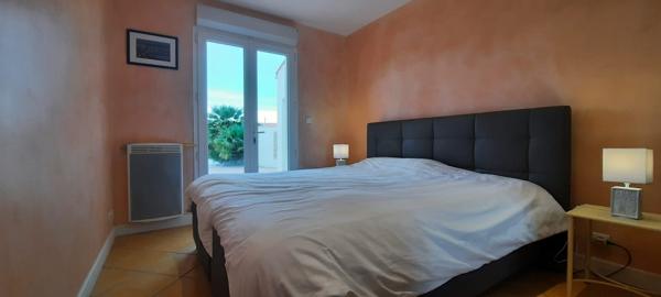 Maison 4 chambres avec piscine chauffée et garage, proche marché