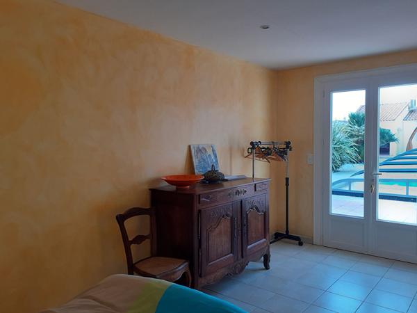 Maison 4 chambres avec piscine chauffée et garage, proche marché