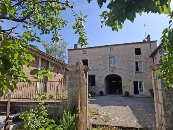 Fabuleuse maison de ville avec potentiel commercial à proximité de toutes les commodités