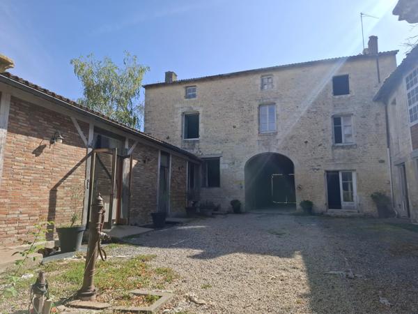 Fabuleuse maison de ville avec potentiel commercial à proximité de toutes les commodités