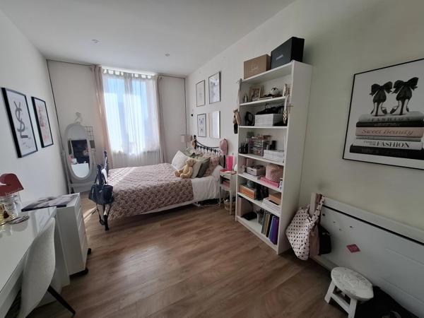 Fabuleuse maison de ville avec potentiel commercial à proximité de toutes les commodités