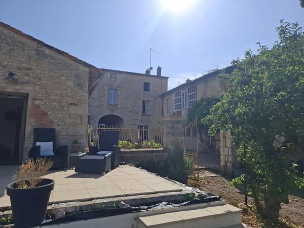 Fabuleuse maison de ville avec potentiel commercial à proximité de toutes les commodités