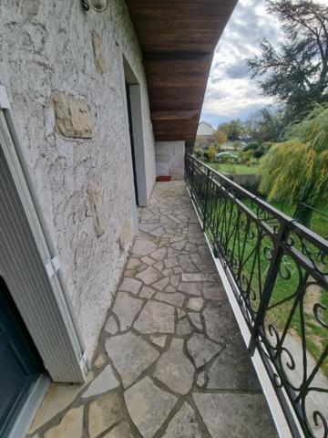 Beau pavillon 5 chambres sur sous sol