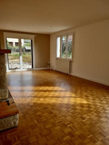 Beau pavillon 5 chambres sur sous sol