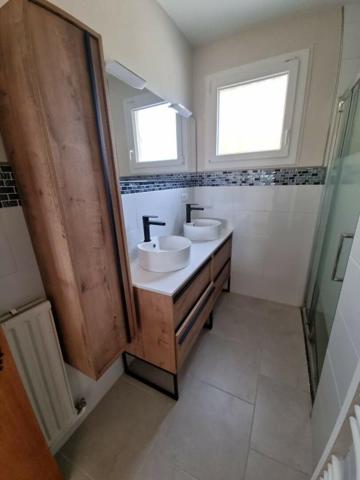 Beau pavillon 5 chambres sur sous sol