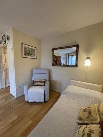 Cœur de ville, résidence senior Les Hespérides de Levallois , Grand studio 40m²
