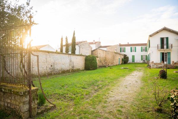 MAISON DE VILLE COEUR DE ST PIERRE D'OLERON 6/8 CHAMBRES