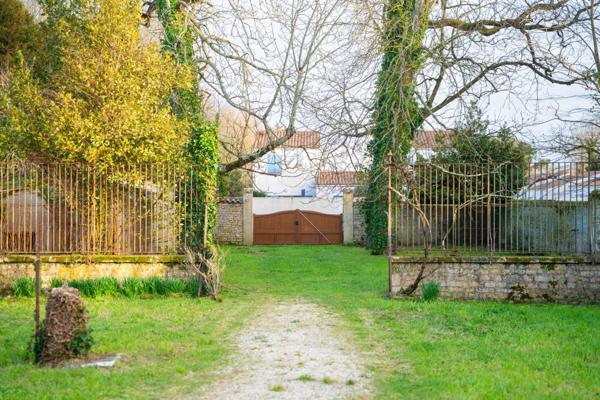 MAISON DE VILLE COEUR DE ST PIERRE D'OLERON 6/8 CHAMBRES