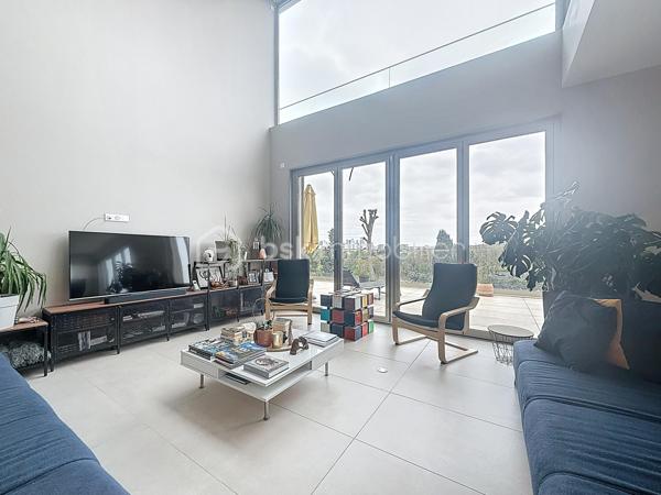L’art de vivre contemporain aux portes de Paris! 
Située dans un environnement résidentiel privilégié en bord de Seine, cette exceptionnelle villa d’architecte neuve de 357 m² habitables offre un panorama spectaculaire sur la Seine, La Défense et la Tour Eiffel.
Édifiée sur un terrain paysager de 1 744 m², cette propriété séduit par ses volumes généreux, sa luminosité omniprésente, ses prestations haut de gamme et son architecture contemporaine ouverte sur l’extérieur. Les vastes terrasses bois avec claustras et brise-soleil, la piscine de 46 m²chauffée avec espace détente et une cuisine d’été et le séjour cathédrale avec cheminée centrale 360° créent une atmosphère unique entre élégance, confort et art de vivre.

Une distribution pensée pour le confort et la réception. 
•	11 pièces principales 
•	8 chambres dont 3 avec accès terrasse et 1 avec accès PMR
•	Suite parentale avec dressing, salle de bains et terrasse 
•	7 salles d’eau dont 6 privatives 
•	Salle à manger et séjour cathédrale avec vue panoramique 
•	Cuisine américaine avec cellier fermé
•	Appartement indépendant avec 2 chambres et 1 séjour cuisine américaine
•	Garage fermé 3 véhicules + stationnements extérieurs 
À cela s’ajoutent plusieurs espaces annexes non comptabilisés dans la surface habitable : une buanderie, une cave à vins et deux locaux techniques dédiés à la piscine de 46 m² ainsi qu’aux équipements énergétiques de la propriété, pompes à chaleur et centrale double flux.

Rez-de-chaussée surélevé: 
Le niveau principal offre une cuisine américaine avec cellier ouverte sur un spectaculaire séjour cathédrale avec cheminée centrale 360°, baigné de lumière et prolongé par les terrasses et la piscine.
Une salle à manger élégante complète les espaces de réception.
Ce niveau accueille également :
- une chambre avec salle d’eau et WC accessibles PMR (rampe extérieure),
- une suite parentale avec terrasse, dressing, salle de bains avec baignoire et douche à l’italienne double ciel de pluie, ainsi que des WC séparés.

Étage: 
Un élégant escalier sculptural en bois massif, conçu comme une estrade bibliothèque contemporaine, mène à l’étage desservi par une passerelle architecturale.
L’espace nuit comprend :
- 4 chambres avec salle d’eau privative, dont 2 avec terrasse et vue panoramique,
- 2 WC séparés,
- Rangements et gaine à linge reliant directement la buanderie.

Rez-de-jardin : 
Le rez-de-jardin propose des espaces fonctionnels comprenant une entrée indépendante, un vestiaire, une buanderie, une cave à vins, des rangements et un local technique équipé de pompes à chaleur et d’une centrale double flux alimentée par panneaux solaires et photovoltaïques.
Un appartement indépendant complète ce niveau avec:
- séjour et cuisine ouverte
- 2 chambres
- 1 salle d’eau et WC séparés

Environnement & cadre de vie
Cadre résidentiel privilégié en bord de Seine, offrant un équilibre rare entre nature et proximité de Paris.
•	Berges de Seine et chemin de halage à 2 min à pied 
•	Parcours des Impressionnistes à proximité 
•	Île des Impressionnistes de Chatou à 10 min 
•	Jardins de Mademoiselle de La Vallière à 10 min à pied 
Vie de quartier & commodités
À seulement 12 km de Paris, accès rapide aux transports et principaux pôles d’affaires.
•	Gare Houilles / Carrières-sur-Seine (RER A, lignes J & L) à 10 min 
•	Paris Saint-Lazare en 24 min 
•	Accès rapide A86, A14 et La Défense 
•	Commerces et supermarchés à proximité immédiate 

Établissements scolaires
Écoles, collège et lycée accessibles rapidement.
Établissements bilingues et internationaux à proximité : Montessori bilingue, The British School of Paris, Lycée International de Saint-Germain-en-Laye et Ermitage International School.

Prestations & équipements haut de gamme
•	Construction RT 2012 – Prestations énergétiques premium DPE A
•	Plancher chauffant et rafraîchissant sur 3 niveaux 
•	Pompe à chaleur, climatisation et centrale double flux 
•	Panneaux solaires hybrides et photovoltaïques 
•	Menuiseries aluminium, double vitrage et volets motorisés 
•	Cheminée centrale 360° 
•	Piscine chauffée avec espace détente 
•	3 Terrasses bois et pierre avec brise-soleil et claustras 
•	Garage fermé 3 véhicules + stationnements extérieurs 
•	Matériaux nobles et finitions premium

Une propriété rare destinée aux amateurs de lieux uniques recherchant un équilibre parfait entre nature, architecture contemporaine et proximité immédiate de Paris.
Découvrez cette propriété d’exception lors d’une visite privée.