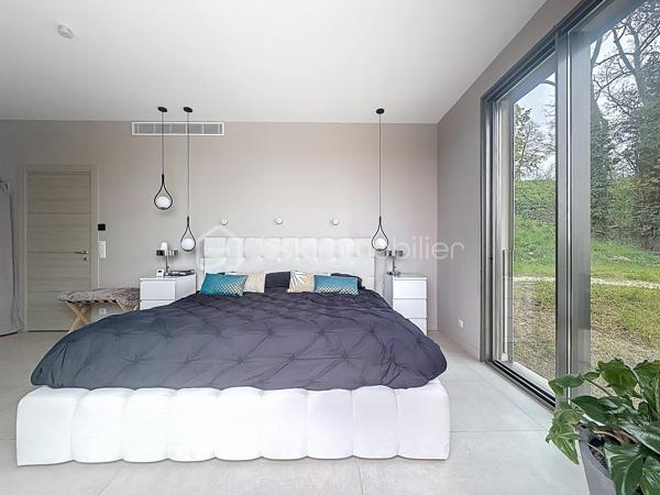 L’art de vivre contemporain aux portes de Paris! 
Située dans un environnement résidentiel privilégié en bord de Seine, cette exceptionnelle villa d’architecte neuve de 357 m² habitables offre un panorama spectaculaire sur la Seine, La Défense et la Tour Eiffel.
Édifiée sur un terrain paysager de 1 744 m², cette propriété séduit par ses volumes généreux, sa luminosité omniprésente, ses prestations haut de gamme et son architecture contemporaine ouverte sur l’extérieur. Les vastes terrasses bois avec claustras et brise-soleil, la piscine de 46 m²chauffée avec espace détente et une cuisine d’été et le séjour cathédrale avec cheminée centrale 360° créent une atmosphère unique entre élégance, confort et art de vivre.

Une distribution pensée pour le confort et la réception. 
•	11 pièces principales 
•	8 chambres dont 3 avec accès terrasse et 1 avec accès PMR
•	Suite parentale avec dressing, salle de bains et terrasse 
•	7 salles d’eau dont 6 privatives 
•	Salle à manger et séjour cathédrale avec vue panoramique 
•	Cuisine américaine avec cellier fermé
•	Appartement indépendant avec 2 chambres et 1 séjour cuisine américaine
•	Garage fermé 3 véhicules + stationnements extérieurs 
À cela s’ajoutent plusieurs espaces annexes non comptabilisés dans la surface habitable : une buanderie, une cave à vins et deux locaux techniques dédiés à la piscine de 46 m² ainsi qu’aux équipements énergétiques de la propriété, pompes à chaleur et centrale double flux.

Rez-de-chaussée surélevé: 
Le niveau principal offre une cuisine américaine avec cellier ouverte sur un spectaculaire séjour cathédrale avec cheminée centrale 360°, baigné de lumière et prolongé par les terrasses et la piscine.
Une salle à manger élégante complète les espaces de réception.
Ce niveau accueille également :
- une chambre avec salle d’eau et WC accessibles PMR (rampe extérieure),
- une suite parentale avec terrasse, dressing, salle de bains avec baignoire et douche à l’italienne double ciel de pluie, ainsi que des WC séparés.

Étage: 
Un élégant escalier sculptural en bois massif, conçu comme une estrade bibliothèque contemporaine, mène à l’étage desservi par une passerelle architecturale.
L’espace nuit comprend :
- 4 chambres avec salle d’eau privative, dont 2 avec terrasse et vue panoramique,
- 2 WC séparés,
- Rangements et gaine à linge reliant directement la buanderie.

Rez-de-jardin : 
Le rez-de-jardin propose des espaces fonctionnels comprenant une entrée indépendante, un vestiaire, une buanderie, une cave à vins, des rangements et un local technique équipé de pompes à chaleur et d’une centrale double flux alimentée par panneaux solaires et photovoltaïques.
Un appartement indépendant complète ce niveau avec:
- séjour et cuisine ouverte
- 2 chambres
- 1 salle d’eau et WC séparés

Environnement & cadre de vie
Cadre résidentiel privilégié en bord de Seine, offrant un équilibre rare entre nature et proximité de Paris.
•	Berges de Seine et chemin de halage à 2 min à pied 
•	Parcours des Impressionnistes à proximité 
•	Île des Impressionnistes de Chatou à 10 min 
•	Jardins de Mademoiselle de La Vallière à 10 min à pied 
Vie de quartier & commodités
À seulement 12 km de Paris, accès rapide aux transports et principaux pôles d’affaires.
•	Gare Houilles / Carrières-sur-Seine (RER A, lignes J & L) à 10 min 
•	Paris Saint-Lazare en 24 min 
•	Accès rapide A86, A14 et La Défense 
•	Commerces et supermarchés à proximité immédiate 

Établissements scolaires
Écoles, collège et lycée accessibles rapidement.
Établissements bilingues et internationaux à proximité : Montessori bilingue, The British School of Paris, Lycée International de Saint-Germain-en-Laye et Ermitage International School.

Prestations & équipements haut de gamme
•	Construction RT 2012 – Prestations énergétiques premium DPE A
•	Plancher chauffant et rafraîchissant sur 3 niveaux 
•	Pompe à chaleur, climatisation et centrale double flux 
•	Panneaux solaires hybrides et photovoltaïques 
•	Menuiseries aluminium, double vitrage et volets motorisés 
•	Cheminée centrale 360° 
•	Piscine chauffée avec espace détente 
•	3 Terrasses bois et pierre avec brise-soleil et claustras 
•	Garage fermé 3 véhicules + stationnements extérieurs 
•	Matériaux nobles et finitions premium

Une propriété rare destinée aux amateurs de lieux uniques recherchant un équilibre parfait entre nature, architecture contemporaine et proximité immédiate de Paris.
Découvrez cette propriété d’exception lors d’une visite privée.