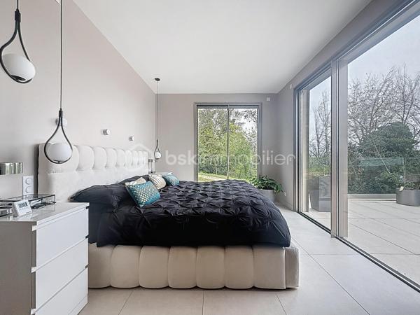 L’art de vivre contemporain aux portes de Paris! 
Située dans un environnement résidentiel privilégié en bord de Seine, cette exceptionnelle villa d’architecte neuve de 357 m² habitables offre un panorama spectaculaire sur la Seine, La Défense et la Tour Eiffel.
Édifiée sur un terrain paysager de 1 744 m², cette propriété séduit par ses volumes généreux, sa luminosité omniprésente, ses prestations haut de gamme et son architecture contemporaine ouverte sur l’extérieur. Les vastes terrasses bois avec claustras et brise-soleil, la piscine de 46 m²chauffée avec espace détente et une cuisine d’été et le séjour cathédrale avec cheminée centrale 360° créent une atmosphère unique entre élégance, confort et art de vivre.

Une distribution pensée pour le confort et la réception. 
•	11 pièces principales 
•	8 chambres dont 3 avec accès terrasse et 1 avec accès PMR
•	Suite parentale avec dressing, salle de bains et terrasse 
•	7 salles d’eau dont 6 privatives 
•	Salle à manger et séjour cathédrale avec vue panoramique 
•	Cuisine américaine avec cellier fermé
•	Appartement indépendant avec 2 chambres et 1 séjour cuisine américaine
•	Garage fermé 3 véhicules + stationnements extérieurs 
À cela s’ajoutent plusieurs espaces annexes non comptabilisés dans la surface habitable : une buanderie, une cave à vins et deux locaux techniques dédiés à la piscine de 46 m² ainsi qu’aux équipements énergétiques de la propriété, pompes à chaleur et centrale double flux.

Rez-de-chaussée surélevé: 
Le niveau principal offre une cuisine américaine avec cellier ouverte sur un spectaculaire séjour cathédrale avec cheminée centrale 360°, baigné de lumière et prolongé par les terrasses et la piscine.
Une salle à manger élégante complète les espaces de réception.
Ce niveau accueille également :
- une chambre avec salle d’eau et WC accessibles PMR (rampe extérieure),
- une suite parentale avec terrasse, dressing, salle de bains avec baignoire et douche à l’italienne double ciel de pluie, ainsi que des WC séparés.

Étage: 
Un élégant escalier sculptural en bois massif, conçu comme une estrade bibliothèque contemporaine, mène à l’étage desservi par une passerelle architecturale.
L’espace nuit comprend :
- 4 chambres avec salle d’eau privative, dont 2 avec terrasse et vue panoramique,
- 2 WC séparés,
- Rangements et gaine à linge reliant directement la buanderie.

Rez-de-jardin : 
Le rez-de-jardin propose des espaces fonctionnels comprenant une entrée indépendante, un vestiaire, une buanderie, une cave à vins, des rangements et un local technique équipé de pompes à chaleur et d’une centrale double flux alimentée par panneaux solaires et photovoltaïques.
Un appartement indépendant complète ce niveau avec:
- séjour et cuisine ouverte
- 2 chambres
- 1 salle d’eau et WC séparés

Environnement & cadre de vie
Cadre résidentiel privilégié en bord de Seine, offrant un équilibre rare entre nature et proximité de Paris.
•	Berges de Seine et chemin de halage à 2 min à pied 
•	Parcours des Impressionnistes à proximité 
•	Île des Impressionnistes de Chatou à 10 min 
•	Jardins de Mademoiselle de La Vallière à 10 min à pied 
Vie de quartier & commodités
À seulement 12 km de Paris, accès rapide aux transports et principaux pôles d’affaires.
•	Gare Houilles / Carrières-sur-Seine (RER A, lignes J & L) à 10 min 
•	Paris Saint-Lazare en 24 min 
•	Accès rapide A86, A14 et La Défense 
•	Commerces et supermarchés à proximité immédiate 

Établissements scolaires
Écoles, collège et lycée accessibles rapidement.
Établissements bilingues et internationaux à proximité : Montessori bilingue, The British School of Paris, Lycée International de Saint-Germain-en-Laye et Ermitage International School.

Prestations & équipements haut de gamme
•	Construction RT 2012 – Prestations énergétiques premium DPE A
•	Plancher chauffant et rafraîchissant sur 3 niveaux 
•	Pompe à chaleur, climatisation et centrale double flux 
•	Panneaux solaires hybrides et photovoltaïques 
•	Menuiseries aluminium, double vitrage et volets motorisés 
•	Cheminée centrale 360° 
•	Piscine chauffée avec espace détente 
•	3 Terrasses bois et pierre avec brise-soleil et claustras 
•	Garage fermé 3 véhicules + stationnements extérieurs 
•	Matériaux nobles et finitions premium

Une propriété rare destinée aux amateurs de lieux uniques recherchant un équilibre parfait entre nature, architecture contemporaine et proximité immédiate de Paris.
Découvrez cette propriété d’exception lors d’une visite privée.