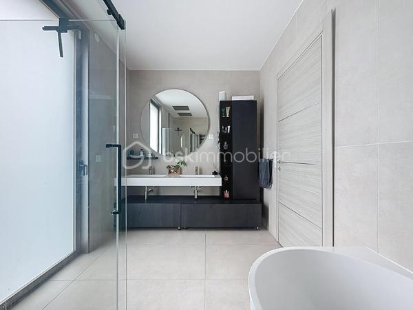 L’art de vivre contemporain aux portes de Paris! 
Située dans un environnement résidentiel privilégié en bord de Seine, cette exceptionnelle villa d’architecte neuve de 357 m² habitables offre un panorama spectaculaire sur la Seine, La Défense et la Tour Eiffel.
Édifiée sur un terrain paysager de 1 744 m², cette propriété séduit par ses volumes généreux, sa luminosité omniprésente, ses prestations haut de gamme et son architecture contemporaine ouverte sur l’extérieur. Les vastes terrasses bois avec claustras et brise-soleil, la piscine de 46 m²chauffée avec espace détente et une cuisine d’été et le séjour cathédrale avec cheminée centrale 360° créent une atmosphère unique entre élégance, confort et art de vivre.

Une distribution pensée pour le confort et la réception. 
•	11 pièces principales 
•	8 chambres dont 3 avec accès terrasse et 1 avec accès PMR
•	Suite parentale avec dressing, salle de bains et terrasse 
•	7 salles d’eau dont 6 privatives 
•	Salle à manger et séjour cathédrale avec vue panoramique 
•	Cuisine américaine avec cellier fermé
•	Appartement indépendant avec 2 chambres et 1 séjour cuisine américaine
•	Garage fermé 3 véhicules + stationnements extérieurs 
À cela s’ajoutent plusieurs espaces annexes non comptabilisés dans la surface habitable : une buanderie, une cave à vins et deux locaux techniques dédiés à la piscine de 46 m² ainsi qu’aux équipements énergétiques de la propriété, pompes à chaleur et centrale double flux.

Rez-de-chaussée surélevé: 
Le niveau principal offre une cuisine américaine avec cellier ouverte sur un spectaculaire séjour cathédrale avec cheminée centrale 360°, baigné de lumière et prolongé par les terrasses et la piscine.
Une salle à manger élégante complète les espaces de réception.
Ce niveau accueille également :
- une chambre avec salle d’eau et WC accessibles PMR (rampe extérieure),
- une suite parentale avec terrasse, dressing, salle de bains avec baignoire et douche à l’italienne double ciel de pluie, ainsi que des WC séparés.

Étage: 
Un élégant escalier sculptural en bois massif, conçu comme une estrade bibliothèque contemporaine, mène à l’étage desservi par une passerelle architecturale.
L’espace nuit comprend :
- 4 chambres avec salle d’eau privative, dont 2 avec terrasse et vue panoramique,
- 2 WC séparés,
- Rangements et gaine à linge reliant directement la buanderie.

Rez-de-jardin : 
Le rez-de-jardin propose des espaces fonctionnels comprenant une entrée indépendante, un vestiaire, une buanderie, une cave à vins, des rangements et un local technique équipé de pompes à chaleur et d’une centrale double flux alimentée par panneaux solaires et photovoltaïques.
Un appartement indépendant complète ce niveau avec:
- séjour et cuisine ouverte
- 2 chambres
- 1 salle d’eau et WC séparés

Environnement & cadre de vie
Cadre résidentiel privilégié en bord de Seine, offrant un équilibre rare entre nature et proximité de Paris.
•	Berges de Seine et chemin de halage à 2 min à pied 
•	Parcours des Impressionnistes à proximité 
•	Île des Impressionnistes de Chatou à 10 min 
•	Jardins de Mademoiselle de La Vallière à 10 min à pied 
Vie de quartier & commodités
À seulement 12 km de Paris, accès rapide aux transports et principaux pôles d’affaires.
•	Gare Houilles / Carrières-sur-Seine (RER A, lignes J & L) à 10 min 
•	Paris Saint-Lazare en 24 min 
•	Accès rapide A86, A14 et La Défense 
•	Commerces et supermarchés à proximité immédiate 

Établissements scolaires
Écoles, collège et lycée accessibles rapidement.
Établissements bilingues et internationaux à proximité : Montessori bilingue, The British School of Paris, Lycée International de Saint-Germain-en-Laye et Ermitage International School.

Prestations & équipements haut de gamme
•	Construction RT 2012 – Prestations énergétiques premium DPE A
•	Plancher chauffant et rafraîchissant sur 3 niveaux 
•	Pompe à chaleur, climatisation et centrale double flux 
•	Panneaux solaires hybrides et photovoltaïques 
•	Menuiseries aluminium, double vitrage et volets motorisés 
•	Cheminée centrale 360° 
•	Piscine chauffée avec espace détente 
•	3 Terrasses bois et pierre avec brise-soleil et claustras 
•	Garage fermé 3 véhicules + stationnements extérieurs 
•	Matériaux nobles et finitions premium

Une propriété rare destinée aux amateurs de lieux uniques recherchant un équilibre parfait entre nature, architecture contemporaine et proximité immédiate de Paris.
Découvrez cette propriété d’exception lors d’une visite privée.