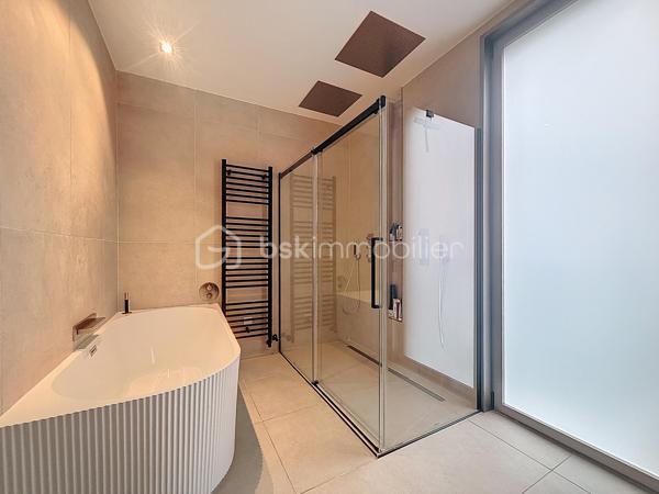 L’art de vivre contemporain aux portes de Paris! 
Située dans un environnement résidentiel privilégié en bord de Seine, cette exceptionnelle villa d’architecte neuve de 357 m² habitables offre un panorama spectaculaire sur la Seine, La Défense et la Tour Eiffel.
Édifiée sur un terrain paysager de 1 744 m², cette propriété séduit par ses volumes généreux, sa luminosité omniprésente, ses prestations haut de gamme et son architecture contemporaine ouverte sur l’extérieur. Les vastes terrasses bois avec claustras et brise-soleil, la piscine de 46 m²chauffée avec espace détente et une cuisine d’été et le séjour cathédrale avec cheminée centrale 360° créent une atmosphère unique entre élégance, confort et art de vivre.

Une distribution pensée pour le confort et la réception. 
•	11 pièces principales 
•	8 chambres dont 3 avec accès terrasse et 1 avec accès PMR
•	Suite parentale avec dressing, salle de bains et terrasse 
•	7 salles d’eau dont 6 privatives 
•	Salle à manger et séjour cathédrale avec vue panoramique 
•	Cuisine américaine avec cellier fermé
•	Appartement indépendant avec 2 chambres et 1 séjour cuisine américaine
•	Garage fermé 3 véhicules + stationnements extérieurs 
À cela s’ajoutent plusieurs espaces annexes non comptabilisés dans la surface habitable : une buanderie, une cave à vins et deux locaux techniques dédiés à la piscine de 46 m² ainsi qu’aux équipements énergétiques de la propriété, pompes à chaleur et centrale double flux.

Rez-de-chaussée surélevé: 
Le niveau principal offre une cuisine américaine avec cellier ouverte sur un spectaculaire séjour cathédrale avec cheminée centrale 360°, baigné de lumière et prolongé par les terrasses et la piscine.
Une salle à manger élégante complète les espaces de réception.
Ce niveau accueille également :
- une chambre avec salle d’eau et WC accessibles PMR (rampe extérieure),
- une suite parentale avec terrasse, dressing, salle de bains avec baignoire et douche à l’italienne double ciel de pluie, ainsi que des WC séparés.

Étage: 
Un élégant escalier sculptural en bois massif, conçu comme une estrade bibliothèque contemporaine, mène à l’étage desservi par une passerelle architecturale.
L’espace nuit comprend :
- 4 chambres avec salle d’eau privative, dont 2 avec terrasse et vue panoramique,
- 2 WC séparés,
- Rangements et gaine à linge reliant directement la buanderie.

Rez-de-jardin : 
Le rez-de-jardin propose des espaces fonctionnels comprenant une entrée indépendante, un vestiaire, une buanderie, une cave à vins, des rangements et un local technique équipé de pompes à chaleur et d’une centrale double flux alimentée par panneaux solaires et photovoltaïques.
Un appartement indépendant complète ce niveau avec:
- séjour et cuisine ouverte
- 2 chambres
- 1 salle d’eau et WC séparés

Environnement & cadre de vie
Cadre résidentiel privilégié en bord de Seine, offrant un équilibre rare entre nature et proximité de Paris.
•	Berges de Seine et chemin de halage à 2 min à pied 
•	Parcours des Impressionnistes à proximité 
•	Île des Impressionnistes de Chatou à 10 min 
•	Jardins de Mademoiselle de La Vallière à 10 min à pied 
Vie de quartier & commodités
À seulement 12 km de Paris, accès rapide aux transports et principaux pôles d’affaires.
•	Gare Houilles / Carrières-sur-Seine (RER A, lignes J & L) à 10 min 
•	Paris Saint-Lazare en 24 min 
•	Accès rapide A86, A14 et La Défense 
•	Commerces et supermarchés à proximité immédiate 

Établissements scolaires
Écoles, collège et lycée accessibles rapidement.
Établissements bilingues et internationaux à proximité : Montessori bilingue, The British School of Paris, Lycée International de Saint-Germain-en-Laye et Ermitage International School.

Prestations & équipements haut de gamme
•	Construction RT 2012 – Prestations énergétiques premium DPE A
•	Plancher chauffant et rafraîchissant sur 3 niveaux 
•	Pompe à chaleur, climatisation et centrale double flux 
•	Panneaux solaires hybrides et photovoltaïques 
•	Menuiseries aluminium, double vitrage et volets motorisés 
•	Cheminée centrale 360° 
•	Piscine chauffée avec espace détente 
•	3 Terrasses bois et pierre avec brise-soleil et claustras 
•	Garage fermé 3 véhicules + stationnements extérieurs 
•	Matériaux nobles et finitions premium

Une propriété rare destinée aux amateurs de lieux uniques recherchant un équilibre parfait entre nature, architecture contemporaine et proximité immédiate de Paris.
Découvrez cette propriété d’exception lors d’une visite privée.
