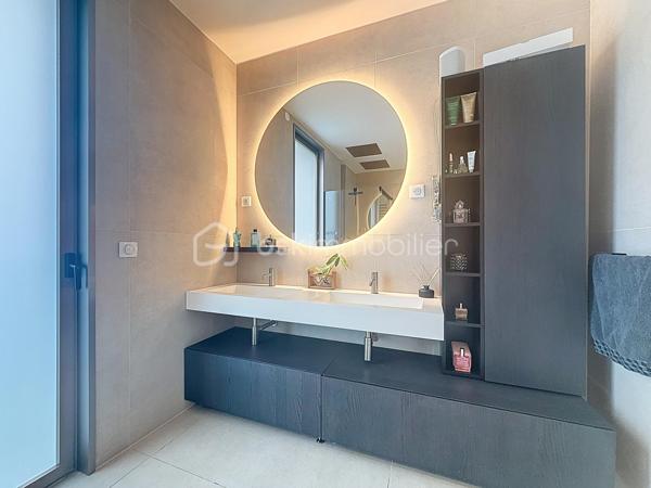 L’art de vivre contemporain aux portes de Paris! 
Située dans un environnement résidentiel privilégié en bord de Seine, cette exceptionnelle villa d’architecte neuve de 357 m² habitables offre un panorama spectaculaire sur la Seine, La Défense et la Tour Eiffel.
Édifiée sur un terrain paysager de 1 744 m², cette propriété séduit par ses volumes généreux, sa luminosité omniprésente, ses prestations haut de gamme et son architecture contemporaine ouverte sur l’extérieur. Les vastes terrasses bois avec claustras et brise-soleil, la piscine de 46 m²chauffée avec espace détente et une cuisine d’été et le séjour cathédrale avec cheminée centrale 360° créent une atmosphère unique entre élégance, confort et art de vivre.

Une distribution pensée pour le confort et la réception. 
•	11 pièces principales 
•	8 chambres dont 3 avec accès terrasse et 1 avec accès PMR
•	Suite parentale avec dressing, salle de bains et terrasse 
•	7 salles d’eau dont 6 privatives 
•	Salle à manger et séjour cathédrale avec vue panoramique 
•	Cuisine américaine avec cellier fermé
•	Appartement indépendant avec 2 chambres et 1 séjour cuisine américaine
•	Garage fermé 3 véhicules + stationnements extérieurs 
À cela s’ajoutent plusieurs espaces annexes non comptabilisés dans la surface habitable : une buanderie, une cave à vins et deux locaux techniques dédiés à la piscine de 46 m² ainsi qu’aux équipements énergétiques de la propriété, pompes à chaleur et centrale double flux.

Rez-de-chaussée surélevé: 
Le niveau principal offre une cuisine américaine avec cellier ouverte sur un spectaculaire séjour cathédrale avec cheminée centrale 360°, baigné de lumière et prolongé par les terrasses et la piscine.
Une salle à manger élégante complète les espaces de réception.
Ce niveau accueille également :
- une chambre avec salle d’eau et WC accessibles PMR (rampe extérieure),
- une suite parentale avec terrasse, dressing, salle de bains avec baignoire et douche à l’italienne double ciel de pluie, ainsi que des WC séparés.

Étage: 
Un élégant escalier sculptural en bois massif, conçu comme une estrade bibliothèque contemporaine, mène à l’étage desservi par une passerelle architecturale.
L’espace nuit comprend :
- 4 chambres avec salle d’eau privative, dont 2 avec terrasse et vue panoramique,
- 2 WC séparés,
- Rangements et gaine à linge reliant directement la buanderie.

Rez-de-jardin : 
Le rez-de-jardin propose des espaces fonctionnels comprenant une entrée indépendante, un vestiaire, une buanderie, une cave à vins, des rangements et un local technique équipé de pompes à chaleur et d’une centrale double flux alimentée par panneaux solaires et photovoltaïques.
Un appartement indépendant complète ce niveau avec:
- séjour et cuisine ouverte
- 2 chambres
- 1 salle d’eau et WC séparés

Environnement & cadre de vie
Cadre résidentiel privilégié en bord de Seine, offrant un équilibre rare entre nature et proximité de Paris.
•	Berges de Seine et chemin de halage à 2 min à pied 
•	Parcours des Impressionnistes à proximité 
•	Île des Impressionnistes de Chatou à 10 min 
•	Jardins de Mademoiselle de La Vallière à 10 min à pied 
Vie de quartier & commodités
À seulement 12 km de Paris, accès rapide aux transports et principaux pôles d’affaires.
•	Gare Houilles / Carrières-sur-Seine (RER A, lignes J & L) à 10 min 
•	Paris Saint-Lazare en 24 min 
•	Accès rapide A86, A14 et La Défense 
•	Commerces et supermarchés à proximité immédiate 

Établissements scolaires
Écoles, collège et lycée accessibles rapidement.
Établissements bilingues et internationaux à proximité : Montessori bilingue, The British School of Paris, Lycée International de Saint-Germain-en-Laye et Ermitage International School.

Prestations & équipements haut de gamme
•	Construction RT 2012 – Prestations énergétiques premium DPE A
•	Plancher chauffant et rafraîchissant sur 3 niveaux 
•	Pompe à chaleur, climatisation et centrale double flux 
•	Panneaux solaires hybrides et photovoltaïques 
•	Menuiseries aluminium, double vitrage et volets motorisés 
•	Cheminée centrale 360° 
•	Piscine chauffée avec espace détente 
•	3 Terrasses bois et pierre avec brise-soleil et claustras 
•	Garage fermé 3 véhicules + stationnements extérieurs 
•	Matériaux nobles et finitions premium

Une propriété rare destinée aux amateurs de lieux uniques recherchant un équilibre parfait entre nature, architecture contemporaine et proximité immédiate de Paris.
Découvrez cette propriété d’exception lors d’une visite privée.