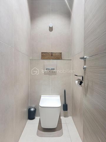 L’art de vivre contemporain aux portes de Paris! 
Située dans un environnement résidentiel privilégié en bord de Seine, cette exceptionnelle villa d’architecte neuve de 357 m² habitables offre un panorama spectaculaire sur la Seine, La Défense et la Tour Eiffel.
Édifiée sur un terrain paysager de 1 744 m², cette propriété séduit par ses volumes généreux, sa luminosité omniprésente, ses prestations haut de gamme et son architecture contemporaine ouverte sur l’extérieur. Les vastes terrasses bois avec claustras et brise-soleil, la piscine de 46 m²chauffée avec espace détente et une cuisine d’été et le séjour cathédrale avec cheminée centrale 360° créent une atmosphère unique entre élégance, confort et art de vivre.

Une distribution pensée pour le confort et la réception. 
•	11 pièces principales 
•	8 chambres dont 3 avec accès terrasse et 1 avec accès PMR
•	Suite parentale avec dressing, salle de bains et terrasse 
•	7 salles d’eau dont 6 privatives 
•	Salle à manger et séjour cathédrale avec vue panoramique 
•	Cuisine américaine avec cellier fermé
•	Appartement indépendant avec 2 chambres et 1 séjour cuisine américaine
•	Garage fermé 3 véhicules + stationnements extérieurs 
À cela s’ajoutent plusieurs espaces annexes non comptabilisés dans la surface habitable : une buanderie, une cave à vins et deux locaux techniques dédiés à la piscine de 46 m² ainsi qu’aux équipements énergétiques de la propriété, pompes à chaleur et centrale double flux.

Rez-de-chaussée surélevé: 
Le niveau principal offre une cuisine américaine avec cellier ouverte sur un spectaculaire séjour cathédrale avec cheminée centrale 360°, baigné de lumière et prolongé par les terrasses et la piscine.
Une salle à manger élégante complète les espaces de réception.
Ce niveau accueille également :
- une chambre avec salle d’eau et WC accessibles PMR (rampe extérieure),
- une suite parentale avec terrasse, dressing, salle de bains avec baignoire et douche à l’italienne double ciel de pluie, ainsi que des WC séparés.

Étage: 
Un élégant escalier sculptural en bois massif, conçu comme une estrade bibliothèque contemporaine, mène à l’étage desservi par une passerelle architecturale.
L’espace nuit comprend :
- 4 chambres avec salle d’eau privative, dont 2 avec terrasse et vue panoramique,
- 2 WC séparés,
- Rangements et gaine à linge reliant directement la buanderie.

Rez-de-jardin : 
Le rez-de-jardin propose des espaces fonctionnels comprenant une entrée indépendante, un vestiaire, une buanderie, une cave à vins, des rangements et un local technique équipé de pompes à chaleur et d’une centrale double flux alimentée par panneaux solaires et photovoltaïques.
Un appartement indépendant complète ce niveau avec:
- séjour et cuisine ouverte
- 2 chambres
- 1 salle d’eau et WC séparés

Environnement & cadre de vie
Cadre résidentiel privilégié en bord de Seine, offrant un équilibre rare entre nature et proximité de Paris.
•	Berges de Seine et chemin de halage à 2 min à pied 
•	Parcours des Impressionnistes à proximité 
•	Île des Impressionnistes de Chatou à 10 min 
•	Jardins de Mademoiselle de La Vallière à 10 min à pied 
Vie de quartier & commodités
À seulement 12 km de Paris, accès rapide aux transports et principaux pôles d’affaires.
•	Gare Houilles / Carrières-sur-Seine (RER A, lignes J & L) à 10 min 
•	Paris Saint-Lazare en 24 min 
•	Accès rapide A86, A14 et La Défense 
•	Commerces et supermarchés à proximité immédiate 

Établissements scolaires
Écoles, collège et lycée accessibles rapidement.
Établissements bilingues et internationaux à proximité : Montessori bilingue, The British School of Paris, Lycée International de Saint-Germain-en-Laye et Ermitage International School.

Prestations & équipements haut de gamme
•	Construction RT 2012 – Prestations énergétiques premium DPE A
•	Plancher chauffant et rafraîchissant sur 3 niveaux 
•	Pompe à chaleur, climatisation et centrale double flux 
•	Panneaux solaires hybrides et photovoltaïques 
•	Menuiseries aluminium, double vitrage et volets motorisés 
•	Cheminée centrale 360° 
•	Piscine chauffée avec espace détente 
•	3 Terrasses bois et pierre avec brise-soleil et claustras 
•	Garage fermé 3 véhicules + stationnements extérieurs 
•	Matériaux nobles et finitions premium

Une propriété rare destinée aux amateurs de lieux uniques recherchant un équilibre parfait entre nature, architecture contemporaine et proximité immédiate de Paris.
Découvrez cette propriété d’exception lors d’une visite privée.