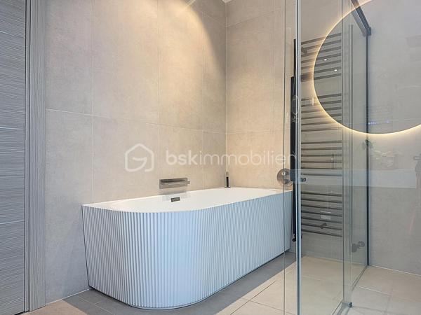 L’art de vivre contemporain aux portes de Paris! 
Située dans un environnement résidentiel privilégié en bord de Seine, cette exceptionnelle villa d’architecte neuve de 357 m² habitables offre un panorama spectaculaire sur la Seine, La Défense et la Tour Eiffel.
Édifiée sur un terrain paysager de 1 744 m², cette propriété séduit par ses volumes généreux, sa luminosité omniprésente, ses prestations haut de gamme et son architecture contemporaine ouverte sur l’extérieur. Les vastes terrasses bois avec claustras et brise-soleil, la piscine de 46 m²chauffée avec espace détente et une cuisine d’été et le séjour cathédrale avec cheminée centrale 360° créent une atmosphère unique entre élégance, confort et art de vivre.

Une distribution pensée pour le confort et la réception. 
•	11 pièces principales 
•	8 chambres dont 3 avec accès terrasse et 1 avec accès PMR
•	Suite parentale avec dressing, salle de bains et terrasse 
•	7 salles d’eau dont 6 privatives 
•	Salle à manger et séjour cathédrale avec vue panoramique 
•	Cuisine américaine avec cellier fermé
•	Appartement indépendant avec 2 chambres et 1 séjour cuisine américaine
•	Garage fermé 3 véhicules + stationnements extérieurs 
À cela s’ajoutent plusieurs espaces annexes non comptabilisés dans la surface habitable : une buanderie, une cave à vins et deux locaux techniques dédiés à la piscine de 46 m² ainsi qu’aux équipements énergétiques de la propriété, pompes à chaleur et centrale double flux.

Rez-de-chaussée surélevé: 
Le niveau principal offre une cuisine américaine avec cellier ouverte sur un spectaculaire séjour cathédrale avec cheminée centrale 360°, baigné de lumière et prolongé par les terrasses et la piscine.
Une salle à manger élégante complète les espaces de réception.
Ce niveau accueille également :
- une chambre avec salle d’eau et WC accessibles PMR (rampe extérieure),
- une suite parentale avec terrasse, dressing, salle de bains avec baignoire et douche à l’italienne double ciel de pluie, ainsi que des WC séparés.

Étage: 
Un élégant escalier sculptural en bois massif, conçu comme une estrade bibliothèque contemporaine, mène à l’étage desservi par une passerelle architecturale.
L’espace nuit comprend :
- 4 chambres avec salle d’eau privative, dont 2 avec terrasse et vue panoramique,
- 2 WC séparés,
- Rangements et gaine à linge reliant directement la buanderie.

Rez-de-jardin : 
Le rez-de-jardin propose des espaces fonctionnels comprenant une entrée indépendante, un vestiaire, une buanderie, une cave à vins, des rangements et un local technique équipé de pompes à chaleur et d’une centrale double flux alimentée par panneaux solaires et photovoltaïques.
Un appartement indépendant complète ce niveau avec:
- séjour et cuisine ouverte
- 2 chambres
- 1 salle d’eau et WC séparés

Environnement & cadre de vie
Cadre résidentiel privilégié en bord de Seine, offrant un équilibre rare entre nature et proximité de Paris.
•	Berges de Seine et chemin de halage à 2 min à pied 
•	Parcours des Impressionnistes à proximité 
•	Île des Impressionnistes de Chatou à 10 min 
•	Jardins de Mademoiselle de La Vallière à 10 min à pied 
Vie de quartier & commodités
À seulement 12 km de Paris, accès rapide aux transports et principaux pôles d’affaires.
•	Gare Houilles / Carrières-sur-Seine (RER A, lignes J & L) à 10 min 
•	Paris Saint-Lazare en 24 min 
•	Accès rapide A86, A14 et La Défense 
•	Commerces et supermarchés à proximité immédiate 

Établissements scolaires
Écoles, collège et lycée accessibles rapidement.
Établissements bilingues et internationaux à proximité : Montessori bilingue, The British School of Paris, Lycée International de Saint-Germain-en-Laye et Ermitage International School.

Prestations & équipements haut de gamme
•	Construction RT 2012 – Prestations énergétiques premium DPE A
•	Plancher chauffant et rafraîchissant sur 3 niveaux 
•	Pompe à chaleur, climatisation et centrale double flux 
•	Panneaux solaires hybrides et photovoltaïques 
•	Menuiseries aluminium, double vitrage et volets motorisés 
•	Cheminée centrale 360° 
•	Piscine chauffée avec espace détente 
•	3 Terrasses bois et pierre avec brise-soleil et claustras 
•	Garage fermé 3 véhicules + stationnements extérieurs 
•	Matériaux nobles et finitions premium

Une propriété rare destinée aux amateurs de lieux uniques recherchant un équilibre parfait entre nature, architecture contemporaine et proximité immédiate de Paris.
Découvrez cette propriété d’exception lors d’une visite privée.