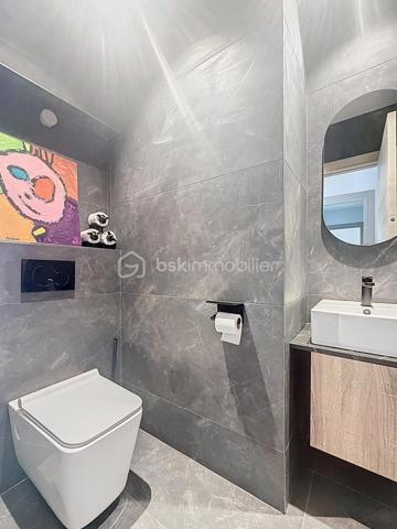 L’art de vivre contemporain aux portes de Paris! 
Située dans un environnement résidentiel privilégié en bord de Seine, cette exceptionnelle villa d’architecte neuve de 357 m² habitables offre un panorama spectaculaire sur la Seine, La Défense et la Tour Eiffel.
Édifiée sur un terrain paysager de 1 744 m², cette propriété séduit par ses volumes généreux, sa luminosité omniprésente, ses prestations haut de gamme et son architecture contemporaine ouverte sur l’extérieur. Les vastes terrasses bois avec claustras et brise-soleil, la piscine de 46 m²chauffée avec espace détente et une cuisine d’été et le séjour cathédrale avec cheminée centrale 360° créent une atmosphère unique entre élégance, confort et art de vivre.

Une distribution pensée pour le confort et la réception. 
•	11 pièces principales 
•	8 chambres dont 3 avec accès terrasse et 1 avec accès PMR
•	Suite parentale avec dressing, salle de bains et terrasse 
•	7 salles d’eau dont 6 privatives 
•	Salle à manger et séjour cathédrale avec vue panoramique 
•	Cuisine américaine avec cellier fermé
•	Appartement indépendant avec 2 chambres et 1 séjour cuisine américaine
•	Garage fermé 3 véhicules + stationnements extérieurs 
À cela s’ajoutent plusieurs espaces annexes non comptabilisés dans la surface habitable : une buanderie, une cave à vins et deux locaux techniques dédiés à la piscine de 46 m² ainsi qu’aux équipements énergétiques de la propriété, pompes à chaleur et centrale double flux.

Rez-de-chaussée surélevé: 
Le niveau principal offre une cuisine américaine avec cellier ouverte sur un spectaculaire séjour cathédrale avec cheminée centrale 360°, baigné de lumière et prolongé par les terrasses et la piscine.
Une salle à manger élégante complète les espaces de réception.
Ce niveau accueille également :
- une chambre avec salle d’eau et WC accessibles PMR (rampe extérieure),
- une suite parentale avec terrasse, dressing, salle de bains avec baignoire et douche à l’italienne double ciel de pluie, ainsi que des WC séparés.

Étage: 
Un élégant escalier sculptural en bois massif, conçu comme une estrade bibliothèque contemporaine, mène à l’étage desservi par une passerelle architecturale.
L’espace nuit comprend :
- 4 chambres avec salle d’eau privative, dont 2 avec terrasse et vue panoramique,
- 2 WC séparés,
- Rangements et gaine à linge reliant directement la buanderie.

Rez-de-jardin : 
Le rez-de-jardin propose des espaces fonctionnels comprenant une entrée indépendante, un vestiaire, une buanderie, une cave à vins, des rangements et un local technique équipé de pompes à chaleur et d’une centrale double flux alimentée par panneaux solaires et photovoltaïques.
Un appartement indépendant complète ce niveau avec:
- séjour et cuisine ouverte
- 2 chambres
- 1 salle d’eau et WC séparés

Environnement & cadre de vie
Cadre résidentiel privilégié en bord de Seine, offrant un équilibre rare entre nature et proximité de Paris.
•	Berges de Seine et chemin de halage à 2 min à pied 
•	Parcours des Impressionnistes à proximité 
•	Île des Impressionnistes de Chatou à 10 min 
•	Jardins de Mademoiselle de La Vallière à 10 min à pied 
Vie de quartier & commodités
À seulement 12 km de Paris, accès rapide aux transports et principaux pôles d’affaires.
•	Gare Houilles / Carrières-sur-Seine (RER A, lignes J & L) à 10 min 
•	Paris Saint-Lazare en 24 min 
•	Accès rapide A86, A14 et La Défense 
•	Commerces et supermarchés à proximité immédiate 

Établissements scolaires
Écoles, collège et lycée accessibles rapidement.
Établissements bilingues et internationaux à proximité : Montessori bilingue, The British School of Paris, Lycée International de Saint-Germain-en-Laye et Ermitage International School.

Prestations & équipements haut de gamme
•	Construction RT 2012 – Prestations énergétiques premium DPE A
•	Plancher chauffant et rafraîchissant sur 3 niveaux 
•	Pompe à chaleur, climatisation et centrale double flux 
•	Panneaux solaires hybrides et photovoltaïques 
•	Menuiseries aluminium, double vitrage et volets motorisés 
•	Cheminée centrale 360° 
•	Piscine chauffée avec espace détente 
•	3 Terrasses bois et pierre avec brise-soleil et claustras 
•	Garage fermé 3 véhicules + stationnements extérieurs 
•	Matériaux nobles et finitions premium

Une propriété rare destinée aux amateurs de lieux uniques recherchant un équilibre parfait entre nature, architecture contemporaine et proximité immédiate de Paris.
Découvrez cette propriété d’exception lors d’une visite privée.
