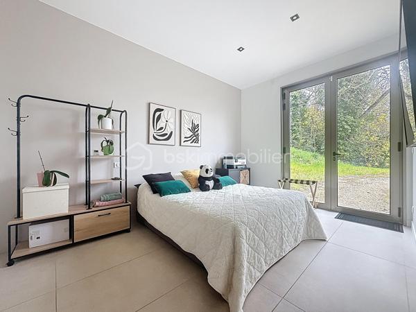 L’art de vivre contemporain aux portes de Paris! 
Située dans un environnement résidentiel privilégié en bord de Seine, cette exceptionnelle villa d’architecte neuve de 357 m² habitables offre un panorama spectaculaire sur la Seine, La Défense et la Tour Eiffel.
Édifiée sur un terrain paysager de 1 744 m², cette propriété séduit par ses volumes généreux, sa luminosité omniprésente, ses prestations haut de gamme et son architecture contemporaine ouverte sur l’extérieur. Les vastes terrasses bois avec claustras et brise-soleil, la piscine de 46 m²chauffée avec espace détente et une cuisine d’été et le séjour cathédrale avec cheminée centrale 360° créent une atmosphère unique entre élégance, confort et art de vivre.

Une distribution pensée pour le confort et la réception. 
•	11 pièces principales 
•	8 chambres dont 3 avec accès terrasse et 1 avec accès PMR
•	Suite parentale avec dressing, salle de bains et terrasse 
•	7 salles d’eau dont 6 privatives 
•	Salle à manger et séjour cathédrale avec vue panoramique 
•	Cuisine américaine avec cellier fermé
•	Appartement indépendant avec 2 chambres et 1 séjour cuisine américaine
•	Garage fermé 3 véhicules + stationnements extérieurs 
À cela s’ajoutent plusieurs espaces annexes non comptabilisés dans la surface habitable : une buanderie, une cave à vins et deux locaux techniques dédiés à la piscine de 46 m² ainsi qu’aux équipements énergétiques de la propriété, pompes à chaleur et centrale double flux.

Rez-de-chaussée surélevé: 
Le niveau principal offre une cuisine américaine avec cellier ouverte sur un spectaculaire séjour cathédrale avec cheminée centrale 360°, baigné de lumière et prolongé par les terrasses et la piscine.
Une salle à manger élégante complète les espaces de réception.
Ce niveau accueille également :
- une chambre avec salle d’eau et WC accessibles PMR (rampe extérieure),
- une suite parentale avec terrasse, dressing, salle de bains avec baignoire et douche à l’italienne double ciel de pluie, ainsi que des WC séparés.

Étage: 
Un élégant escalier sculptural en bois massif, conçu comme une estrade bibliothèque contemporaine, mène à l’étage desservi par une passerelle architecturale.
L’espace nuit comprend :
- 4 chambres avec salle d’eau privative, dont 2 avec terrasse et vue panoramique,
- 2 WC séparés,
- Rangements et gaine à linge reliant directement la buanderie.

Rez-de-jardin : 
Le rez-de-jardin propose des espaces fonctionnels comprenant une entrée indépendante, un vestiaire, une buanderie, une cave à vins, des rangements et un local technique équipé de pompes à chaleur et d’une centrale double flux alimentée par panneaux solaires et photovoltaïques.
Un appartement indépendant complète ce niveau avec:
- séjour et cuisine ouverte
- 2 chambres
- 1 salle d’eau et WC séparés

Environnement & cadre de vie
Cadre résidentiel privilégié en bord de Seine, offrant un équilibre rare entre nature et proximité de Paris.
•	Berges de Seine et chemin de halage à 2 min à pied 
•	Parcours des Impressionnistes à proximité 
•	Île des Impressionnistes de Chatou à 10 min 
•	Jardins de Mademoiselle de La Vallière à 10 min à pied 
Vie de quartier & commodités
À seulement 12 km de Paris, accès rapide aux transports et principaux pôles d’affaires.
•	Gare Houilles / Carrières-sur-Seine (RER A, lignes J & L) à 10 min 
•	Paris Saint-Lazare en 24 min 
•	Accès rapide A86, A14 et La Défense 
•	Commerces et supermarchés à proximité immédiate 

Établissements scolaires
Écoles, collège et lycée accessibles rapidement.
Établissements bilingues et internationaux à proximité : Montessori bilingue, The British School of Paris, Lycée International de Saint-Germain-en-Laye et Ermitage International School.

Prestations & équipements haut de gamme
•	Construction RT 2012 – Prestations énergétiques premium DPE A
•	Plancher chauffant et rafraîchissant sur 3 niveaux 
•	Pompe à chaleur, climatisation et centrale double flux 
•	Panneaux solaires hybrides et photovoltaïques 
•	Menuiseries aluminium, double vitrage et volets motorisés 
•	Cheminée centrale 360° 
•	Piscine chauffée avec espace détente 
•	3 Terrasses bois et pierre avec brise-soleil et claustras 
•	Garage fermé 3 véhicules + stationnements extérieurs 
•	Matériaux nobles et finitions premium

Une propriété rare destinée aux amateurs de lieux uniques recherchant un équilibre parfait entre nature, architecture contemporaine et proximité immédiate de Paris.
Découvrez cette propriété d’exception lors d’une visite privée.