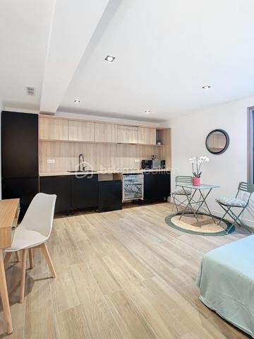 L’art de vivre contemporain aux portes de Paris! 
Située dans un environnement résidentiel privilégié en bord de Seine, cette exceptionnelle villa d’architecte neuve de 357 m² habitables offre un panorama spectaculaire sur la Seine, La Défense et la Tour Eiffel.
Édifiée sur un terrain paysager de 1 744 m², cette propriété séduit par ses volumes généreux, sa luminosité omniprésente, ses prestations haut de gamme et son architecture contemporaine ouverte sur l’extérieur. Les vastes terrasses bois avec claustras et brise-soleil, la piscine de 46 m²chauffée avec espace détente et une cuisine d’été et le séjour cathédrale avec cheminée centrale 360° créent une atmosphère unique entre élégance, confort et art de vivre.

Une distribution pensée pour le confort et la réception. 
•	11 pièces principales 
•	8 chambres dont 3 avec accès terrasse et 1 avec accès PMR
•	Suite parentale avec dressing, salle de bains et terrasse 
•	7 salles d’eau dont 6 privatives 
•	Salle à manger et séjour cathédrale avec vue panoramique 
•	Cuisine américaine avec cellier fermé
•	Appartement indépendant avec 2 chambres et 1 séjour cuisine américaine
•	Garage fermé 3 véhicules + stationnements extérieurs 
À cela s’ajoutent plusieurs espaces annexes non comptabilisés dans la surface habitable : une buanderie, une cave à vins et deux locaux techniques dédiés à la piscine de 46 m² ainsi qu’aux équipements énergétiques de la propriété, pompes à chaleur et centrale double flux.

Rez-de-chaussée surélevé: 
Le niveau principal offre une cuisine américaine avec cellier ouverte sur un spectaculaire séjour cathédrale avec cheminée centrale 360°, baigné de lumière et prolongé par les terrasses et la piscine.
Une salle à manger élégante complète les espaces de réception.
Ce niveau accueille également :
- une chambre avec salle d’eau et WC accessibles PMR (rampe extérieure),
- une suite parentale avec terrasse, dressing, salle de bains avec baignoire et douche à l’italienne double ciel de pluie, ainsi que des WC séparés.

Étage: 
Un élégant escalier sculptural en bois massif, conçu comme une estrade bibliothèque contemporaine, mène à l’étage desservi par une passerelle architecturale.
L’espace nuit comprend :
- 4 chambres avec salle d’eau privative, dont 2 avec terrasse et vue panoramique,
- 2 WC séparés,
- Rangements et gaine à linge reliant directement la buanderie.

Rez-de-jardin : 
Le rez-de-jardin propose des espaces fonctionnels comprenant une entrée indépendante, un vestiaire, une buanderie, une cave à vins, des rangements et un local technique équipé de pompes à chaleur et d’une centrale double flux alimentée par panneaux solaires et photovoltaïques.
Un appartement indépendant complète ce niveau avec:
- séjour et cuisine ouverte
- 2 chambres
- 1 salle d’eau et WC séparés

Environnement & cadre de vie
Cadre résidentiel privilégié en bord de Seine, offrant un équilibre rare entre nature et proximité de Paris.
•	Berges de Seine et chemin de halage à 2 min à pied 
•	Parcours des Impressionnistes à proximité 
•	Île des Impressionnistes de Chatou à 10 min 
•	Jardins de Mademoiselle de La Vallière à 10 min à pied 
Vie de quartier & commodités
À seulement 12 km de Paris, accès rapide aux transports et principaux pôles d’affaires.
•	Gare Houilles / Carrières-sur-Seine (RER A, lignes J & L) à 10 min 
•	Paris Saint-Lazare en 24 min 
•	Accès rapide A86, A14 et La Défense 
•	Commerces et supermarchés à proximité immédiate 

Établissements scolaires
Écoles, collège et lycée accessibles rapidement.
Établissements bilingues et internationaux à proximité : Montessori bilingue, The British School of Paris, Lycée International de Saint-Germain-en-Laye et Ermitage International School.

Prestations & équipements haut de gamme
•	Construction RT 2012 – Prestations énergétiques premium DPE A
•	Plancher chauffant et rafraîchissant sur 3 niveaux 
•	Pompe à chaleur, climatisation et centrale double flux 
•	Panneaux solaires hybrides et photovoltaïques 
•	Menuiseries aluminium, double vitrage et volets motorisés 
•	Cheminée centrale 360° 
•	Piscine chauffée avec espace détente 
•	3 Terrasses bois et pierre avec brise-soleil et claustras 
•	Garage fermé 3 véhicules + stationnements extérieurs 
•	Matériaux nobles et finitions premium

Une propriété rare destinée aux amateurs de lieux uniques recherchant un équilibre parfait entre nature, architecture contemporaine et proximité immédiate de Paris.
Découvrez cette propriété d’exception lors d’une visite privée.