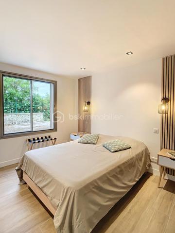 L’art de vivre contemporain aux portes de Paris! 
Située dans un environnement résidentiel privilégié en bord de Seine, cette exceptionnelle villa d’architecte neuve de 357 m² habitables offre un panorama spectaculaire sur la Seine, La Défense et la Tour Eiffel.
Édifiée sur un terrain paysager de 1 744 m², cette propriété séduit par ses volumes généreux, sa luminosité omniprésente, ses prestations haut de gamme et son architecture contemporaine ouverte sur l’extérieur. Les vastes terrasses bois avec claustras et brise-soleil, la piscine de 46 m²chauffée avec espace détente et une cuisine d’été et le séjour cathédrale avec cheminée centrale 360° créent une atmosphère unique entre élégance, confort et art de vivre.

Une distribution pensée pour le confort et la réception. 
•	11 pièces principales 
•	8 chambres dont 3 avec accès terrasse et 1 avec accès PMR
•	Suite parentale avec dressing, salle de bains et terrasse 
•	7 salles d’eau dont 6 privatives 
•	Salle à manger et séjour cathédrale avec vue panoramique 
•	Cuisine américaine avec cellier fermé
•	Appartement indépendant avec 2 chambres et 1 séjour cuisine américaine
•	Garage fermé 3 véhicules + stationnements extérieurs 
À cela s’ajoutent plusieurs espaces annexes non comptabilisés dans la surface habitable : une buanderie, une cave à vins et deux locaux techniques dédiés à la piscine de 46 m² ainsi qu’aux équipements énergétiques de la propriété, pompes à chaleur et centrale double flux.

Rez-de-chaussée surélevé: 
Le niveau principal offre une cuisine américaine avec cellier ouverte sur un spectaculaire séjour cathédrale avec cheminée centrale 360°, baigné de lumière et prolongé par les terrasses et la piscine.
Une salle à manger élégante complète les espaces de réception.
Ce niveau accueille également :
- une chambre avec salle d’eau et WC accessibles PMR (rampe extérieure),
- une suite parentale avec terrasse, dressing, salle de bains avec baignoire et douche à l’italienne double ciel de pluie, ainsi que des WC séparés.

Étage: 
Un élégant escalier sculptural en bois massif, conçu comme une estrade bibliothèque contemporaine, mène à l’étage desservi par une passerelle architecturale.
L’espace nuit comprend :
- 4 chambres avec salle d’eau privative, dont 2 avec terrasse et vue panoramique,
- 2 WC séparés,
- Rangements et gaine à linge reliant directement la buanderie.

Rez-de-jardin : 
Le rez-de-jardin propose des espaces fonctionnels comprenant une entrée indépendante, un vestiaire, une buanderie, une cave à vins, des rangements et un local technique équipé de pompes à chaleur et d’une centrale double flux alimentée par panneaux solaires et photovoltaïques.
Un appartement indépendant complète ce niveau avec:
- séjour et cuisine ouverte
- 2 chambres
- 1 salle d’eau et WC séparés

Environnement & cadre de vie
Cadre résidentiel privilégié en bord de Seine, offrant un équilibre rare entre nature et proximité de Paris.
•	Berges de Seine et chemin de halage à 2 min à pied 
•	Parcours des Impressionnistes à proximité 
•	Île des Impressionnistes de Chatou à 10 min 
•	Jardins de Mademoiselle de La Vallière à 10 min à pied 
Vie de quartier & commodités
À seulement 12 km de Paris, accès rapide aux transports et principaux pôles d’affaires.
•	Gare Houilles / Carrières-sur-Seine (RER A, lignes J & L) à 10 min 
•	Paris Saint-Lazare en 24 min 
•	Accès rapide A86, A14 et La Défense 
•	Commerces et supermarchés à proximité immédiate 

Établissements scolaires
Écoles, collège et lycée accessibles rapidement.
Établissements bilingues et internationaux à proximité : Montessori bilingue, The British School of Paris, Lycée International de Saint-Germain-en-Laye et Ermitage International School.

Prestations & équipements haut de gamme
•	Construction RT 2012 – Prestations énergétiques premium DPE A
•	Plancher chauffant et rafraîchissant sur 3 niveaux 
•	Pompe à chaleur, climatisation et centrale double flux 
•	Panneaux solaires hybrides et photovoltaïques 
•	Menuiseries aluminium, double vitrage et volets motorisés 
•	Cheminée centrale 360° 
•	Piscine chauffée avec espace détente 
•	3 Terrasses bois et pierre avec brise-soleil et claustras 
•	Garage fermé 3 véhicules + stationnements extérieurs 
•	Matériaux nobles et finitions premium

Une propriété rare destinée aux amateurs de lieux uniques recherchant un équilibre parfait entre nature, architecture contemporaine et proximité immédiate de Paris.
Découvrez cette propriété d’exception lors d’une visite privée.