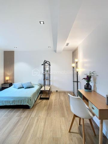 L’art de vivre contemporain aux portes de Paris! 
Située dans un environnement résidentiel privilégié en bord de Seine, cette exceptionnelle villa d’architecte neuve de 357 m² habitables offre un panorama spectaculaire sur la Seine, La Défense et la Tour Eiffel.
Édifiée sur un terrain paysager de 1 744 m², cette propriété séduit par ses volumes généreux, sa luminosité omniprésente, ses prestations haut de gamme et son architecture contemporaine ouverte sur l’extérieur. Les vastes terrasses bois avec claustras et brise-soleil, la piscine de 46 m²chauffée avec espace détente et une cuisine d’été et le séjour cathédrale avec cheminée centrale 360° créent une atmosphère unique entre élégance, confort et art de vivre.

Une distribution pensée pour le confort et la réception. 
•	11 pièces principales 
•	8 chambres dont 3 avec accès terrasse et 1 avec accès PMR
•	Suite parentale avec dressing, salle de bains et terrasse 
•	7 salles d’eau dont 6 privatives 
•	Salle à manger et séjour cathédrale avec vue panoramique 
•	Cuisine américaine avec cellier fermé
•	Appartement indépendant avec 2 chambres et 1 séjour cuisine américaine
•	Garage fermé 3 véhicules + stationnements extérieurs 
À cela s’ajoutent plusieurs espaces annexes non comptabilisés dans la surface habitable : une buanderie, une cave à vins et deux locaux techniques dédiés à la piscine de 46 m² ainsi qu’aux équipements énergétiques de la propriété, pompes à chaleur et centrale double flux.

Rez-de-chaussée surélevé: 
Le niveau principal offre une cuisine américaine avec cellier ouverte sur un spectaculaire séjour cathédrale avec cheminée centrale 360°, baigné de lumière et prolongé par les terrasses et la piscine.
Une salle à manger élégante complète les espaces de réception.
Ce niveau accueille également :
- une chambre avec salle d’eau et WC accessibles PMR (rampe extérieure),
- une suite parentale avec terrasse, dressing, salle de bains avec baignoire et douche à l’italienne double ciel de pluie, ainsi que des WC séparés.

Étage: 
Un élégant escalier sculptural en bois massif, conçu comme une estrade bibliothèque contemporaine, mène à l’étage desservi par une passerelle architecturale.
L’espace nuit comprend :
- 4 chambres avec salle d’eau privative, dont 2 avec terrasse et vue panoramique,
- 2 WC séparés,
- Rangements et gaine à linge reliant directement la buanderie.

Rez-de-jardin : 
Le rez-de-jardin propose des espaces fonctionnels comprenant une entrée indépendante, un vestiaire, une buanderie, une cave à vins, des rangements et un local technique équipé de pompes à chaleur et d’une centrale double flux alimentée par panneaux solaires et photovoltaïques.
Un appartement indépendant complète ce niveau avec:
- séjour et cuisine ouverte
- 2 chambres
- 1 salle d’eau et WC séparés

Environnement & cadre de vie
Cadre résidentiel privilégié en bord de Seine, offrant un équilibre rare entre nature et proximité de Paris.
•	Berges de Seine et chemin de halage à 2 min à pied 
•	Parcours des Impressionnistes à proximité 
•	Île des Impressionnistes de Chatou à 10 min 
•	Jardins de Mademoiselle de La Vallière à 10 min à pied 
Vie de quartier & commodités
À seulement 12 km de Paris, accès rapide aux transports et principaux pôles d’affaires.
•	Gare Houilles / Carrières-sur-Seine (RER A, lignes J & L) à 10 min 
•	Paris Saint-Lazare en 24 min 
•	Accès rapide A86, A14 et La Défense 
•	Commerces et supermarchés à proximité immédiate 

Établissements scolaires
Écoles, collège et lycée accessibles rapidement.
Établissements bilingues et internationaux à proximité : Montessori bilingue, The British School of Paris, Lycée International de Saint-Germain-en-Laye et Ermitage International School.

Prestations & équipements haut de gamme
•	Construction RT 2012 – Prestations énergétiques premium DPE A
•	Plancher chauffant et rafraîchissant sur 3 niveaux 
•	Pompe à chaleur, climatisation et centrale double flux 
•	Panneaux solaires hybrides et photovoltaïques 
•	Menuiseries aluminium, double vitrage et volets motorisés 
•	Cheminée centrale 360° 
•	Piscine chauffée avec espace détente 
•	3 Terrasses bois et pierre avec brise-soleil et claustras 
•	Garage fermé 3 véhicules + stationnements extérieurs 
•	Matériaux nobles et finitions premium

Une propriété rare destinée aux amateurs de lieux uniques recherchant un équilibre parfait entre nature, architecture contemporaine et proximité immédiate de Paris.
Découvrez cette propriété d’exception lors d’une visite privée.