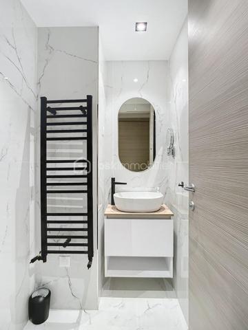 L’art de vivre contemporain aux portes de Paris! 
Située dans un environnement résidentiel privilégié en bord de Seine, cette exceptionnelle villa d’architecte neuve de 357 m² habitables offre un panorama spectaculaire sur la Seine, La Défense et la Tour Eiffel.
Édifiée sur un terrain paysager de 1 744 m², cette propriété séduit par ses volumes généreux, sa luminosité omniprésente, ses prestations haut de gamme et son architecture contemporaine ouverte sur l’extérieur. Les vastes terrasses bois avec claustras et brise-soleil, la piscine de 46 m²chauffée avec espace détente et une cuisine d’été et le séjour cathédrale avec cheminée centrale 360° créent une atmosphère unique entre élégance, confort et art de vivre.

Une distribution pensée pour le confort et la réception. 
•	11 pièces principales 
•	8 chambres dont 3 avec accès terrasse et 1 avec accès PMR
•	Suite parentale avec dressing, salle de bains et terrasse 
•	7 salles d’eau dont 6 privatives 
•	Salle à manger et séjour cathédrale avec vue panoramique 
•	Cuisine américaine avec cellier fermé
•	Appartement indépendant avec 2 chambres et 1 séjour cuisine américaine
•	Garage fermé 3 véhicules + stationnements extérieurs 
À cela s’ajoutent plusieurs espaces annexes non comptabilisés dans la surface habitable : une buanderie, une cave à vins et deux locaux techniques dédiés à la piscine de 46 m² ainsi qu’aux équipements énergétiques de la propriété, pompes à chaleur et centrale double flux.

Rez-de-chaussée surélevé: 
Le niveau principal offre une cuisine américaine avec cellier ouverte sur un spectaculaire séjour cathédrale avec cheminée centrale 360°, baigné de lumière et prolongé par les terrasses et la piscine.
Une salle à manger élégante complète les espaces de réception.
Ce niveau accueille également :
- une chambre avec salle d’eau et WC accessibles PMR (rampe extérieure),
- une suite parentale avec terrasse, dressing, salle de bains avec baignoire et douche à l’italienne double ciel de pluie, ainsi que des WC séparés.

Étage: 
Un élégant escalier sculptural en bois massif, conçu comme une estrade bibliothèque contemporaine, mène à l’étage desservi par une passerelle architecturale.
L’espace nuit comprend :
- 4 chambres avec salle d’eau privative, dont 2 avec terrasse et vue panoramique,
- 2 WC séparés,
- Rangements et gaine à linge reliant directement la buanderie.

Rez-de-jardin : 
Le rez-de-jardin propose des espaces fonctionnels comprenant une entrée indépendante, un vestiaire, une buanderie, une cave à vins, des rangements et un local technique équipé de pompes à chaleur et d’une centrale double flux alimentée par panneaux solaires et photovoltaïques.
Un appartement indépendant complète ce niveau avec:
- séjour et cuisine ouverte
- 2 chambres
- 1 salle d’eau et WC séparés

Environnement & cadre de vie
Cadre résidentiel privilégié en bord de Seine, offrant un équilibre rare entre nature et proximité de Paris.
•	Berges de Seine et chemin de halage à 2 min à pied 
•	Parcours des Impressionnistes à proximité 
•	Île des Impressionnistes de Chatou à 10 min 
•	Jardins de Mademoiselle de La Vallière à 10 min à pied 
Vie de quartier & commodités
À seulement 12 km de Paris, accès rapide aux transports et principaux pôles d’affaires.
•	Gare Houilles / Carrières-sur-Seine (RER A, lignes J & L) à 10 min 
•	Paris Saint-Lazare en 24 min 
•	Accès rapide A86, A14 et La Défense 
•	Commerces et supermarchés à proximité immédiate 

Établissements scolaires
Écoles, collège et lycée accessibles rapidement.
Établissements bilingues et internationaux à proximité : Montessori bilingue, The British School of Paris, Lycée International de Saint-Germain-en-Laye et Ermitage International School.

Prestations & équipements haut de gamme
•	Construction RT 2012 – Prestations énergétiques premium DPE A
•	Plancher chauffant et rafraîchissant sur 3 niveaux 
•	Pompe à chaleur, climatisation et centrale double flux 
•	Panneaux solaires hybrides et photovoltaïques 
•	Menuiseries aluminium, double vitrage et volets motorisés 
•	Cheminée centrale 360° 
•	Piscine chauffée avec espace détente 
•	3 Terrasses bois et pierre avec brise-soleil et claustras 
•	Garage fermé 3 véhicules + stationnements extérieurs 
•	Matériaux nobles et finitions premium

Une propriété rare destinée aux amateurs de lieux uniques recherchant un équilibre parfait entre nature, architecture contemporaine et proximité immédiate de Paris.
Découvrez cette propriété d’exception lors d’une visite privée.